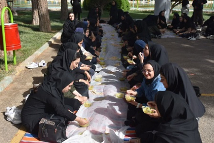 پیاده روی پرسنل شبکه بهداشت ودرمان در پارک ملت به مناسبت های خاص بهداشتی 