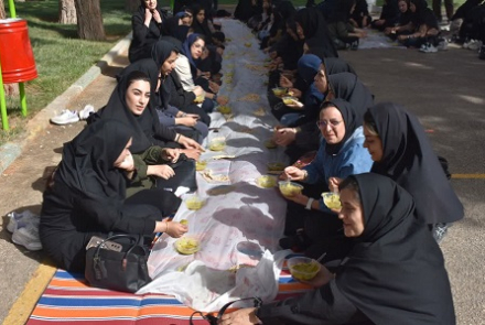 پیاده روی پرسنل شبکه بهداشت ودرمان در پارک ملت به مناسبت های خاص بهداشتی 